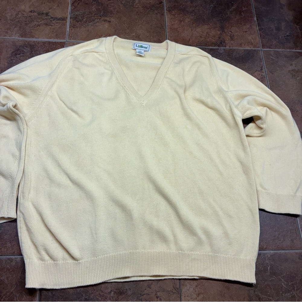 L.L. Bean Scotland Made Mens V-Neck Sweater in Light Yellow